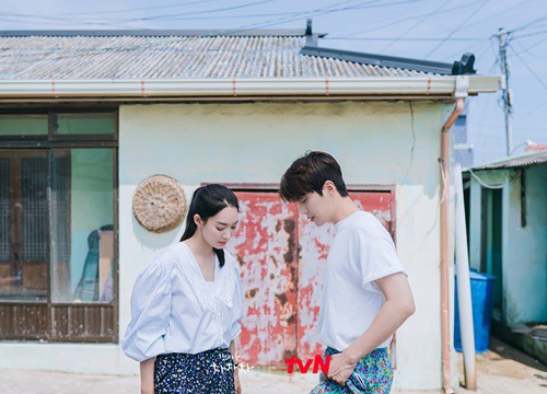 'Hometown ChaChaCha' tập 8: Kim Seon Ho 'phát hờn' khi thấy Shin Min Ah - Lee Sang Yi sánh đôi dưới mưa?