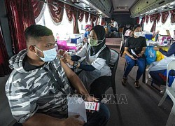 Malaysia: Tiêm mũi vaccine tăng cường cho nhân viên tuyến đầu, người cao tuổi