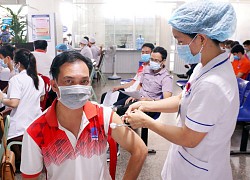 Người dân Quảng Ngãi tiêm đủ hai mũi vaccine được phép ra đường