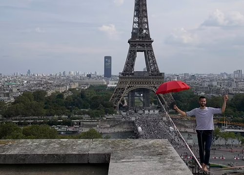 Nín thở xem màn đi bộ trên dây, mạo hiểm vượt qua sông ở Paris