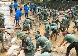 Trước vấn đề "không có nghệ sĩ không ai làm từ thiện", bà Phương Hằng đanh thép: "Bao thập niên nay ai làm? Bộ đội, công an và bao người xả thân vì miền Trung"