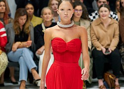 Con gái Kate Moss catwalk với lông mày trắng xóa