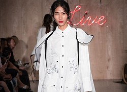 Mùa Fashion Week năm ấy, Hoàng Thuỳ "lộ hàng"