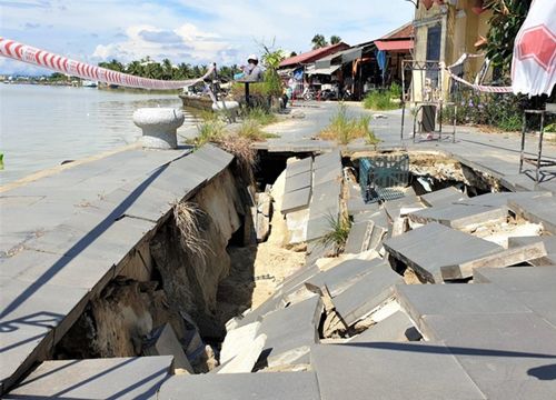 Kè trăm tỷ bờ sông Hoài sụt lún, đe dọa phố cổ Hội An