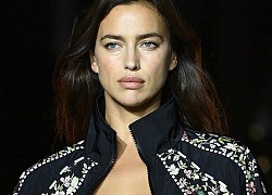 &#039;Mẹ đơn thân&#039; Irina Shayk phô &#039;eo con kiến&#039; nóng bỏng với croptop trên sàn catwalk