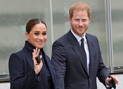 Meghan "muối mặt" khi có hành động kém tinh tế với chiếc khẩu trang, bỏ 2 con ở nhà để đi bar sang chảnh