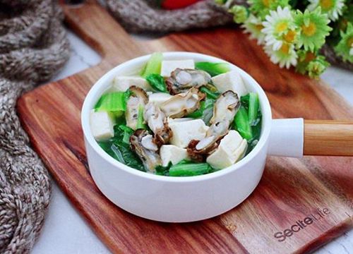 Món canh rau cải nấu hàu giàu dưỡng chất