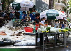 Người dân vùng xanh ở TPHCM đi "chợ dã chiến" mua hàng hóa