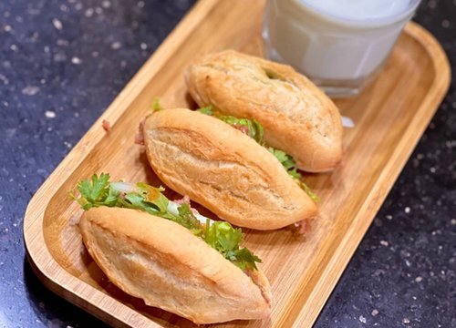 Ở đây có cách làm bánh mì chuột vỏ mỏng giòn bằng nồi chiên không dầu, ăn đến đâu mê mẩn đến đấy!