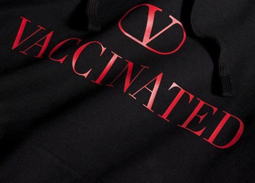 Hãng Valentino bán áo hoodie bản giới hạn hỗ trợ chiến dịch tiêm vaccine