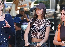 &#8216;Thiên thần nội y&#8217; Emily Ratajkowski diện croptop khoe body nóng bỏng trên phố