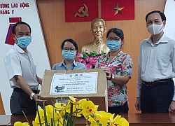 TP Hồ Chí Minh tặng các thiết bị học tập cho học sinh có hoàn cảnh khó khăn