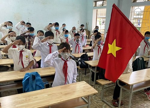 Trường học Nghệ An duy trì dạy trực tuyến sau khi học sinh trở lại trường