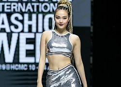 4 sao Việt &#8216;tạo nét&#8217; khi catwalk: Minh Hằng nhào lộn suýt té vì chủ quan