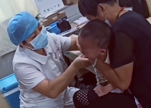 Bé trai khóc ngất khi y tá tiêm, giây tiếp theo mếu máo nói một câu làm ai cũng nín lặng, nền giáo dục gia đình được phơi bày