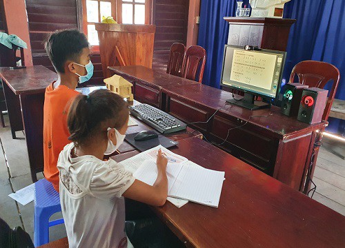 Đi bộ đến nhà Gươl học trực tuyến, học sinh Cơ tu mong sớm đến trường
