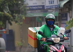 Đứng bên đường, shipper phát hiện bạn gái đang ngồi với trai lạ, nội dung cuộc điện thoại sau đó thu hút 3 triệu lượt xem!