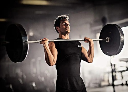 Cách Henry Cavill tập luyện để có thân hình vạm vỡ