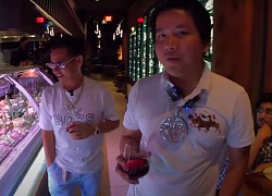 Johnny Đặng, Khoa Pug tới New York ăn nhà hàng của &#8220;thánh rắc muối&#8221;, bị nhân viên làm đổ rượu vào người