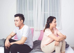 Mới sáng dậy đã thấy chồng đầm đìa mồ hôi ngoài phòng khách, thậm chí trên tay anh còn cầm một đôi dép trẻ con