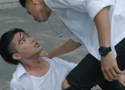 Nam sinh bị bạn học dán hình nude 18+ khắp trường: Cảnh phim Hoa ngữ này đang khiến dân tình phẫn nộ tột cùng