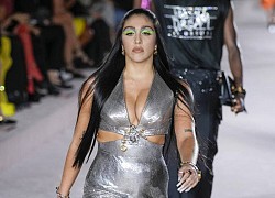 Nhìn siêu sao này catwalk cho Versace, dân tình thở phào: May vì tham ăn mà bỏ nghề người mẫu đấy!