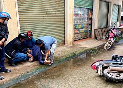 Trộm xe máy, thanh niên bị người dân vây bắt, trói chặt vào lan can kè sông ở Hà Nội