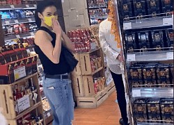 Trương Bá Chi tuổi 41 diện áo hai dây và quần rách gối như gái teen khi đi siêu thị, ngày càng nhuận sắc sau tin đồn có tình mới