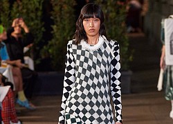 Tự hào: Người mẫu Phương Oanh catwalk tại Milan Fashion Week