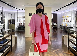Tuyết Lan đeo khẩu trang catwalk
