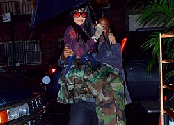 Tỷ phú Rihanna được vệ sĩ hộ tống dự sự kiện dưới cơn mưa