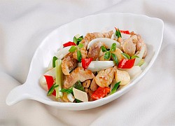 Ức gà xào hành tây chuẩn ngon với 2 công thức ăn là phê