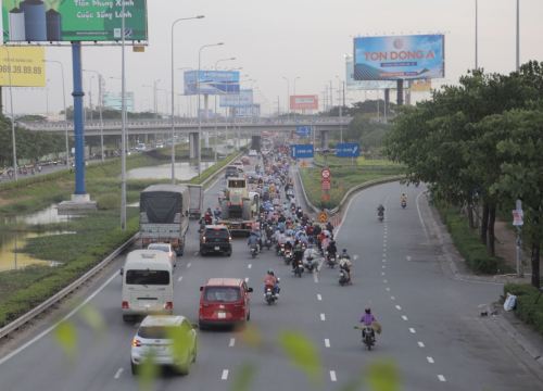 Bến xe, sân bay tại TP Hồ Chí Minh vắng lặng chiều ngày cuối năm 2021