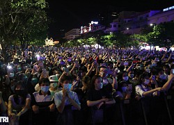 Biển người đón countdown ở TPHCM, Hà Nội ảm đảm thời khắc qua năm mới