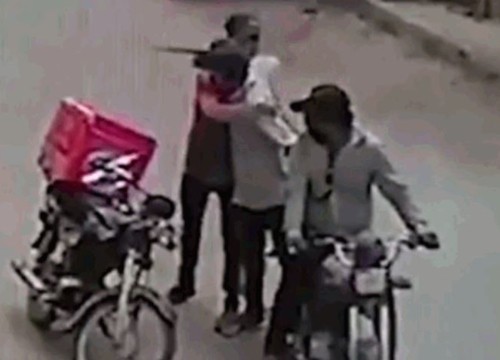 Clip: 2 tên cướp trả lại đồ rồi an ủi khi thấy nạn nhân khóc nức nở