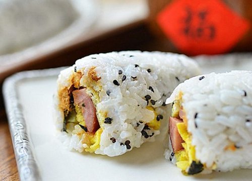 Cơm cuộn mè rang chuẩn vị Hàn Quốc