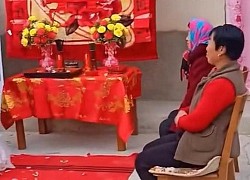 Con dâu kính trà trong hôn lễ, bố chồng "trơ mặt" không nhận, nguyên nhân đằng sau khiến dân mạng cảm thán... đáng đời cô dâu