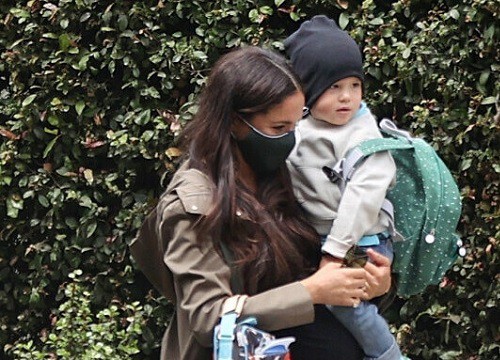 Đưa con trai đi học, Meghan bị các phụ huynh khác nhận xét một câu khiến nữ Công tước câm nín