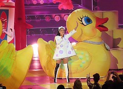Katy Perry và loạt trang phục sắc màu kỳ lạ "không giống ai"