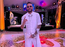 Messi khoe danh hiệu, Neymar chống nạng dự tiệc mừng năm mới