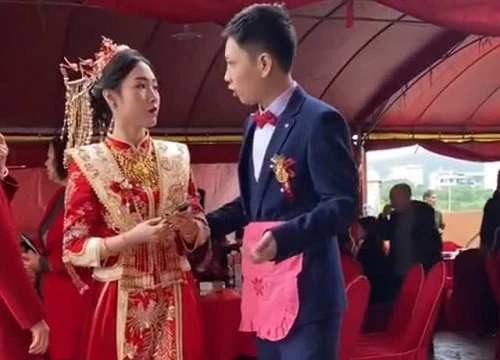 Chú rể lăng xăng bê đồ ăn cho khách trong hôn lễ, chi tiết "chiếc khăn" màu hồng đeo trên người khiến dân mạng xuýt xoa