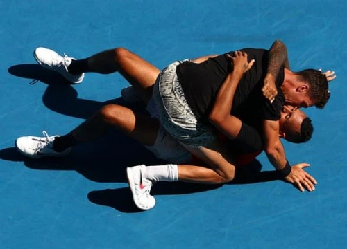 Kyrgios "trở mặt" với CĐV Australian Open, bắt nhà báo tự hỏi rồi trả lời
