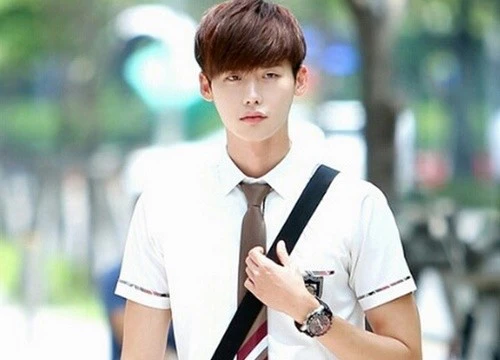 Lộ tạo hình học sinh của Lee Jong Suk ở hậu trường phim, U40 mà trẻ như trai trung học vậy trời!