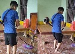 Người đàn ông dùng máy cắt cỏ để lau nhà