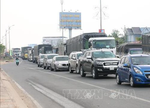 Phối hợp điều tiết, giải tỏa ùn tắc qua cầu Rạch Miễu