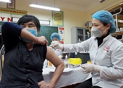 'Tạm gác Tết' ngành y bước vào chiến dịch tiêm chủng vaccine thần tốc mùa Xuân năm 2022