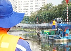 TP.HCM: Tăng cường vớt rác trên kênh trong những ngày giáp Tết Nhâm Dần 2022