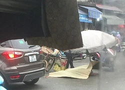 Xót xa cụ ông tử vong thương tâm giữa trời mưa gió ngày giáp Tết, bên cạnh chiếc xe đạp chở sọt rau đã bán gần hết