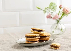 Làm bánh cookie nhân chocolate đãi khách ngày Tết