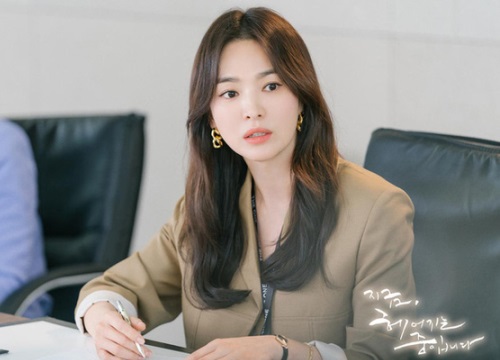 Biến căng: 1 nữ diễn viên bị nhân viên bóc phốt ở bẩn, cư xử vô văn hoá, Song Hye Kyo - Shin Min Ah lọt vào tầm ngắm